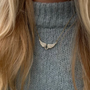 Halsband - Helt oanvänt halsband, känner bara att det inte är min stil❤️ Lånade bilder ifrån stainlessme, köpt för 259kr. 