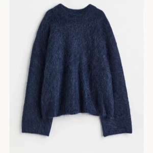 Mohairmix  - Världens finaste och snyggaste tröjan från Hm i mohair mix från förra året! Nypris 999 mitt pris 500. Bara använd några gånger men blå är tyvärr inte riktigt min färg trots att den är skit snygg. Storlek L Oversized på mig som är 170 har annars xs/s 