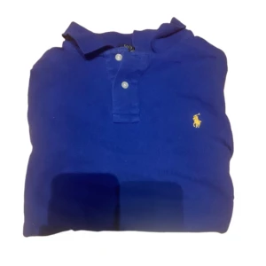 Ralph Lauren Piké Blå/Gul - Pris: [199] Cond: [8/10] Sjukt fet piké från Ralph Lauren. Tröjan är i barnstorlek 14-16 men passar både S och M. Välkommen att kontakta oss för mer info! 👊