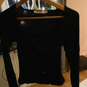 Tröja med super snygg urringning - Svart tröja med jätte snygg urringning! Från NA-KD! Knappt använd💕
