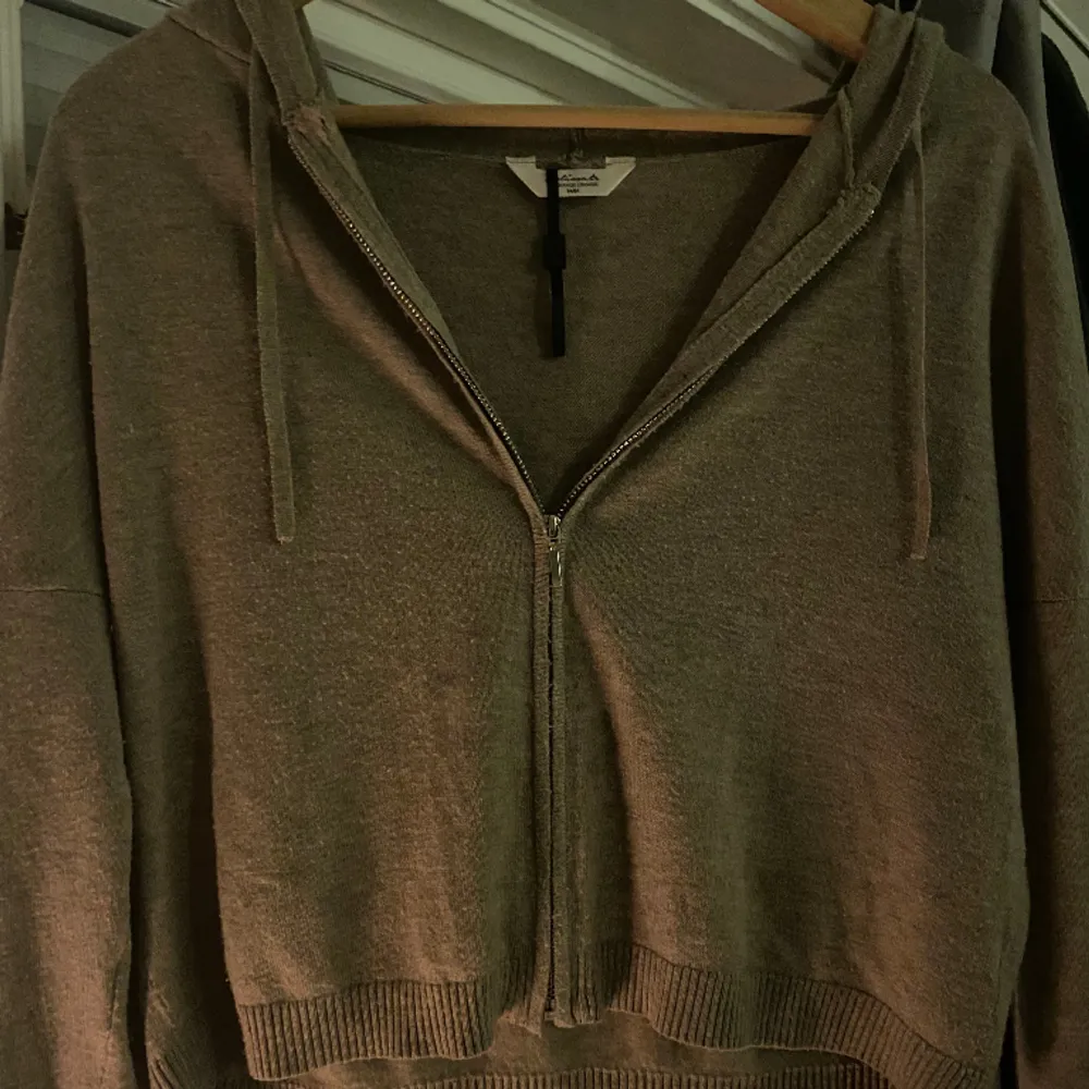 en stickad zip hoodie från twilfit❤️nypris 800. Stickat.