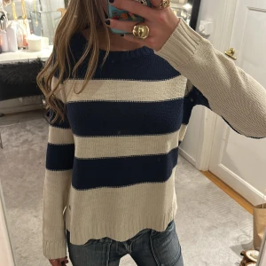 Randig stickad tröja - Perfekt randig stickad tröja😍bra till vintern!!🤩ett måste i garderoben!!🤩 Fri frakt i 7 dagar frammåt!!!