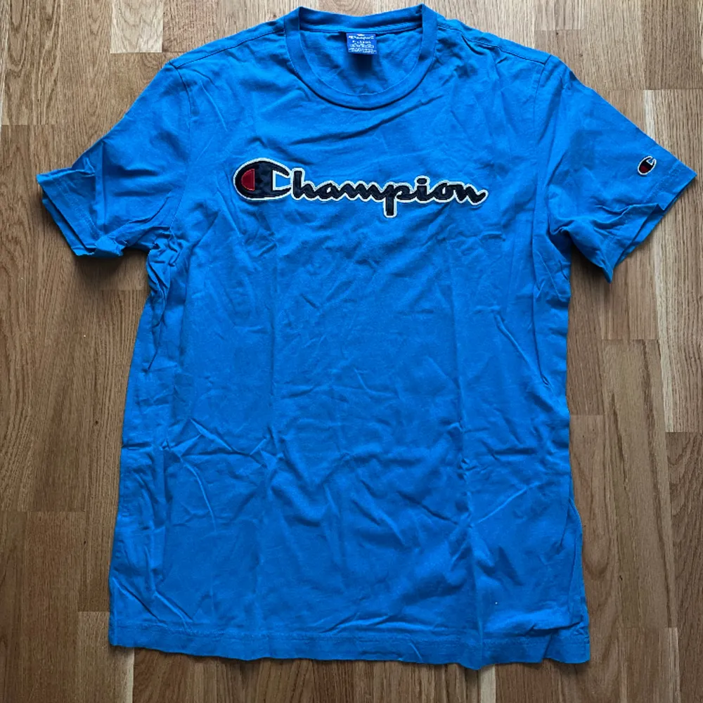 Blå Champion T-shirt använd endast ett fåtal gånger så i superbra skick!. T-shirts.