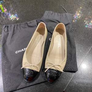 jättefina Chanel ballerina skor, köpta på tradera men hon hade köpt det i Chanel butiken i Brasilien. Väldigt lite använda men eftersom det är patent leather så syns små märken, så fint begagnat skick. Nypris i butik är ca 12 000