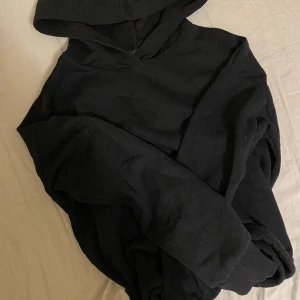Hoodie - Croppad hoodie från Gina. Osäker på nypris. Oanvänd och nyskick. Hör av dig vid frågor!