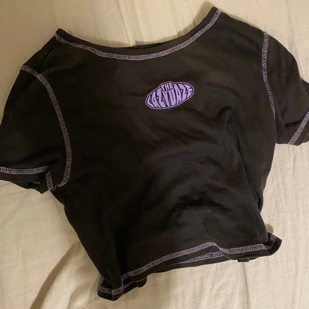 Gullig baby T-shirt, oanvänd. Säljer då jag inte gillar hur den ser ut på mig. Nyskick. Köpt för 75. Hör av dig vid frågor!. T-shirts.