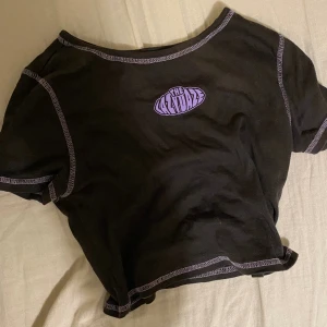Baby tee - Gullig baby T-shirt, oanvänd. Säljer då jag inte gillar hur den ser ut på mig. Nyskick. Köpt för 75. Hör av dig vid frågor!