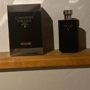 Prada parfym - Tja säljer denna sjukt goa Prada parfymen då jag har vill köpa nytt. Inköpt för 1300kr. Det är runt 85ml kvar och box medföljer.  Hör av er vid minsta fundering!