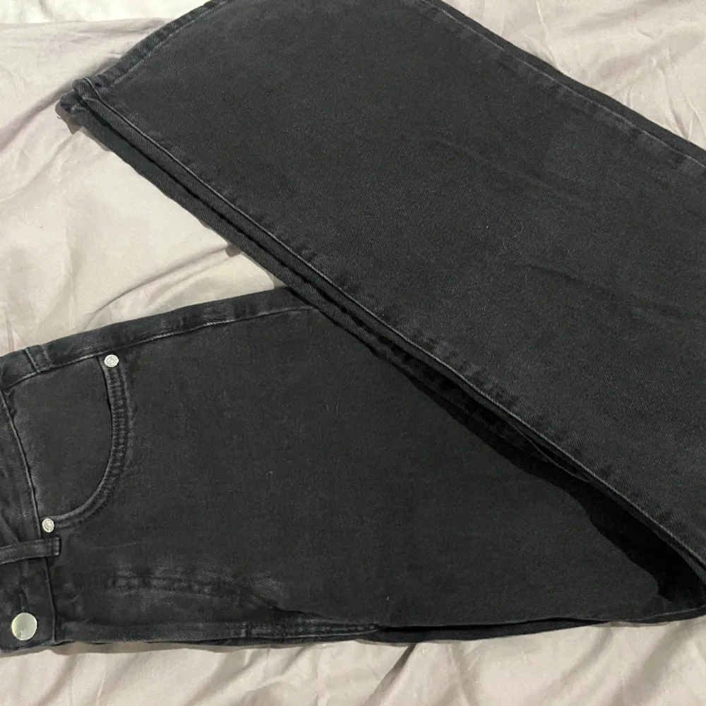Säljer nu mina svarta midwaist jeans från bikbok eftersom de inte kommer till användning. De är använde ett fåtal gå ger. Vida/ raka ben. Size 30 lenght 32. 💞. Jeans & Byxor.
