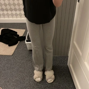 Säljer ett par joga pants som inte kommit till andvänning - ❤️
