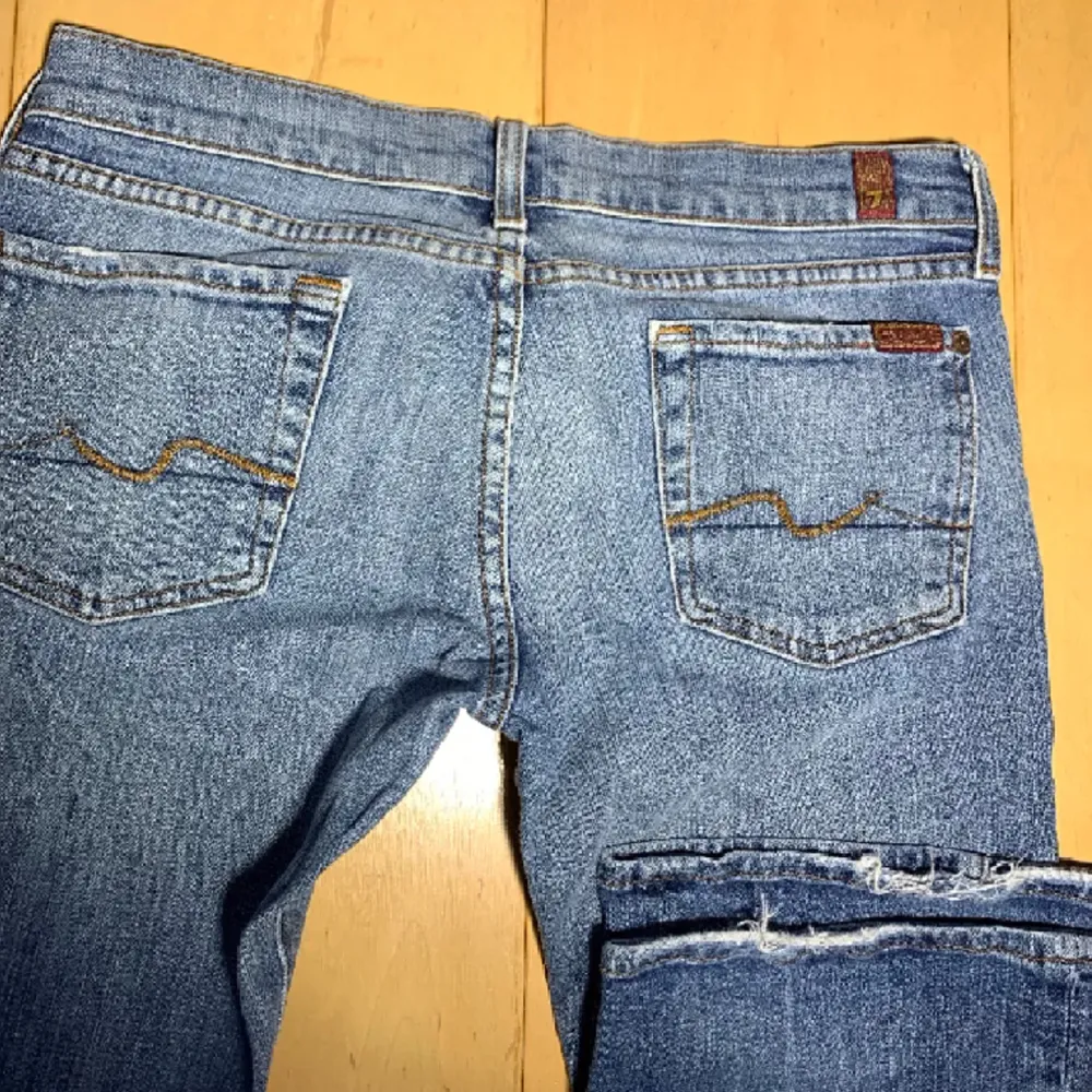 Ljusblåa, lågmidjade jeans som jag köpte här på Plick men som tyvärr inte passade mig. Midjemåttet är 82cm och innerbenslängden är 86cm. Väldigt bra skick. . Jeans & Byxor.