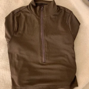 Långärmad tröja tunn - Finns 2 st i samma storlek🩷  Om 2 är intresserade! 