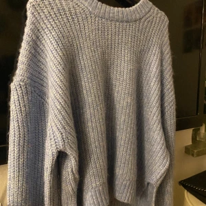 Stickad tröja  - Säljer denna jättefina stickade tröja från Gina Tricot 🩵 Strl Xl men passar L och M också. Kom privat för frågor 🩵