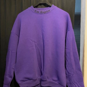 Sweatshirt  - Aldrig använd sweatshirt med tryck på både ryggen och fram på halsen, den är väldigt stor och mysig. OBS! Färgen är mörkare i verkligheten än på bild