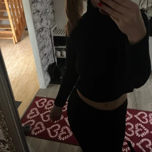 Mjukis set🖤 - Säljer settet för 200kr (pris kan ändras) Om man vill tex bara ha tröjan så kostar de 150 för en sak! (Byxorna är utsvängda)