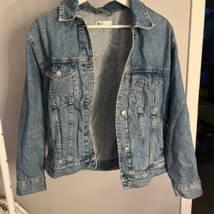 Trendig Jeansjacka - Nästan aldrig andvänd pga för liten storlek