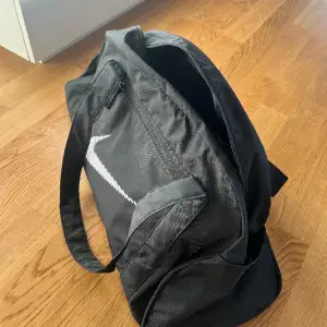 Säljer en träningsväska från NIKE, knappt använd och i fint skick. Nypris 449:- 