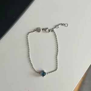 Halsband och armband  - Jag säljer nu mitt halsband och armband då jag inte använder dem. Halsbandet är från Tomas Sabo och kostar 1099kr nypris. Armbandet är från Ti Sento Milano och kostar 1199kr nypris. Köp ett av dem eller båda. Skriv vid frågor. Priset som står är för båda.