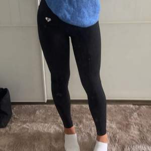 Svarta tights från Womens Best som tyvärr är för små för mig🥲 Nypris: 500kr