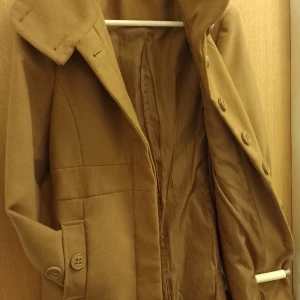 Höstkappa från Stradivarius S - Härlig Vintage höstjacka/kappa i en lugnande brunbeige färgton. Blygsamt men charmigt figursydd och bärs bäst till vår och höst (enligt mig iaf) Axelbredd 38 Midjebredd 40 Längd armhålan neråt ; 58 cm  SMALL Stradivarius. Elegant👌 Priser diskuteras 😊 