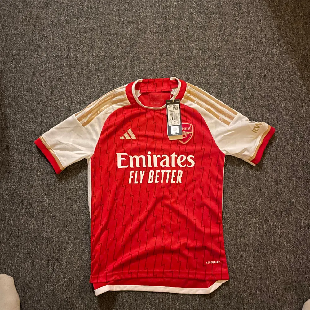 En helt ny Arsenal tröja från adidas  i barnstorlek 11-12 år  Med nummer 11 MARTINELLI på ryggen! ⚽️❤️. T-shirts.