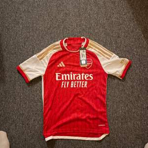 En helt ny Arsenal tröja från adidas  i barnstorlek 11-12 år  Med nummer 11 MARTINELLI på ryggen! ⚽️❤️