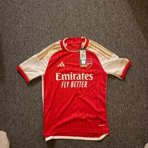 En helt ny Arsenal tröja från adidas  i barnstorlek 11-12 år  Med nummer 11 MARTINELLI på ryggen! ⚽️❤️