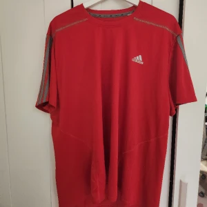 Röd adidas träningströja i stl 2xl  - Den är som ny, den har använts få gånger. 
