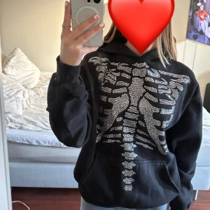 Rhinestone hoodie - Fin hoodie som inte kommer till användning🥰 vet tyvärr inte vilket märke det är då jag köpte denna begagnanad för länge sen😊