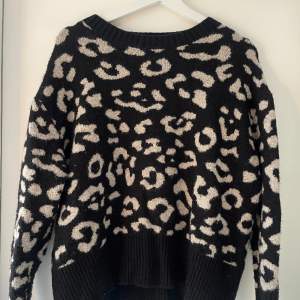 Säljer denna stickade leo tröja från ZARA. Använd ett fåtal gånger, så i mycket bra skick. För övriga frågor skriv gärna privat🙏🏽💕