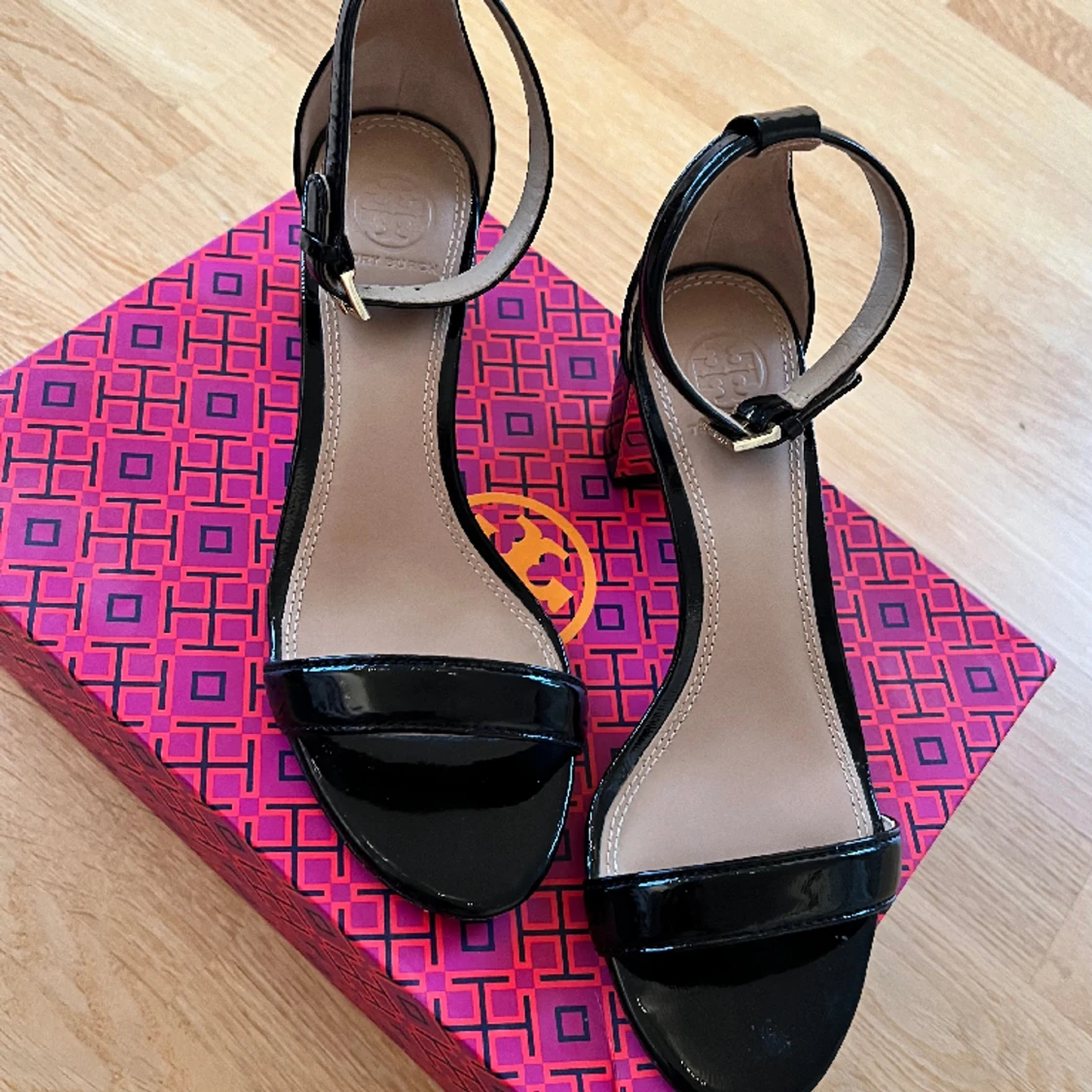 Tory Burch högklackade skor    - 90