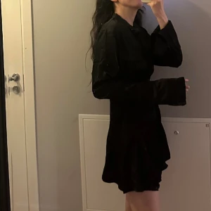 A silky dress in very new condition, size 36/38 - A silky dress in very new condition, size 36/38