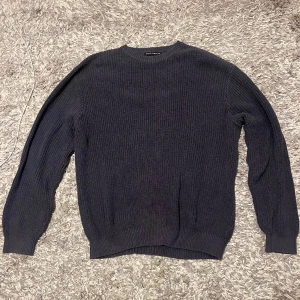 Stickad brandy melville tröja - Säljer denna super sköna stickade tröjan från brandy melville då den inte kommer till användning. Skriv om du undrar något. Det går bra att klicka på köp nu😊