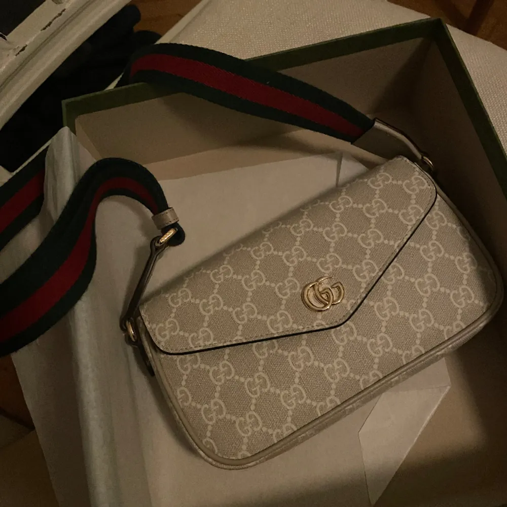 Helt ny Gucci väska (Ophidia) köpt för 2 dagar sedan i USA. Denna modell och färg finns inte att köpa i Sverige. Har kvar kvitto. . Väskor.