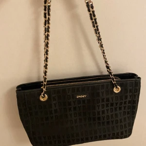 Väska - Säljer en DKNY väska super fin och inga defekter på väskan.  Typ mellan stor/stor väska är det.  (Vet ej om den är äkta) 