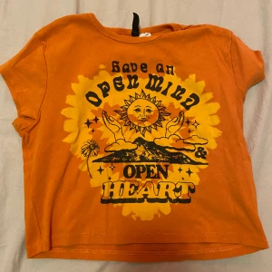 T-shirt  - En ganska kort tröja som inte passar mig🤗