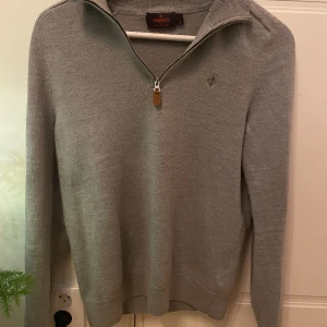Morris zip - Hej! Säljer denna Morris zippen då den inte längre kommer till användning. Den är i storlek M och i bra skick. Kom dm vid mer frågor 🙌