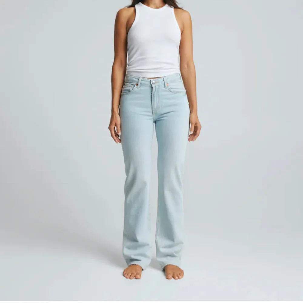 Säljer dessa snygga jeans från bikbok i storlek W28 L32. (36/S) Passar mig som är 170💗💗. Jeans & Byxor.