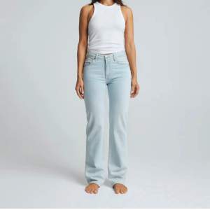 Säljer dessa snygga jeans från bikbok i storlek W28 L32. (36/S) Passar mig som är 170💗💗