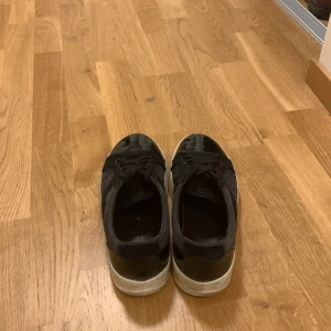 Lanvin cap toe - Säljer dessa lanvins i en snygg svart färg för ett sjukt bra pris! | Storlek 41 (sitter som 42) | Endast skorna medföljer | Hör av er om ni undrar något och pris kan sänkas vid snabb affär.