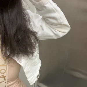 Nya vita jeans kofta  - Säljer min fina Vit kort kofta. Har tyvär bara kommit till använd 2 gånger eftersom att jag har bytt stil.  Köpta för 300kr!❤️ jätte fina och helt rena.