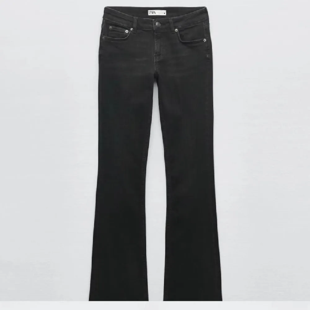 Säljer mina svarta lågmidjade jeans från zara då jag inte använder dom💕 finns inga defekter. Jeans & Byxor.