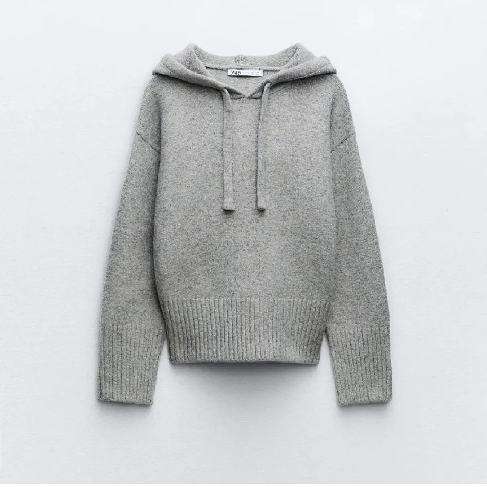 Säljer denna populära hoodien från Zara i storlek S💕. Hoodies.