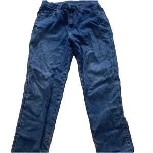 Lee jeans - Står inte vilken storlek men skulle säga 30/30-29/29. Kom privat för alla måtten Rätt bra cond 8,5/10. Pris kan diskuteras 