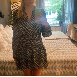 Zara klänning - Supersnygg klänning från zara, perfekt till jul och nyår! Sparsamt använd, köpt för två år sedan och går inte att köpa längre!