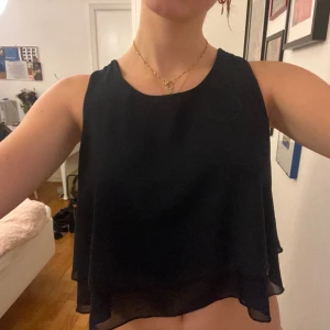 Blå volang linne - Jättefint mörkblått linne köpt på marknad i Italien. I bra skick. 