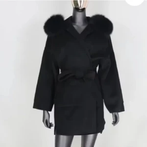 KAPPA MED PÄLS - Säljer min fina kappa med päls då den inte kommer till användning längre, kappan är i storlek S men passar även XS. Jag köpte den för 3000kr men säljer den nu för 1500kr. Kappan är i nyskick, använd 3-4 gånger max 