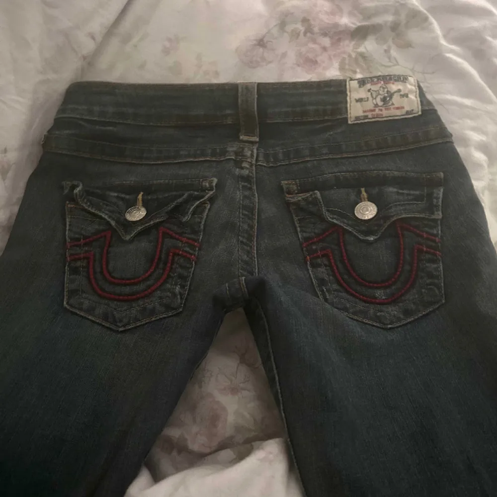 Nypris 550. INGA BILDER PÅ! Raka/skinny Lågmidjade True religion midjemått rakt över 36, innerbenslängden 69, benöppning runt 26 rakt över 13, ytterben 89. Köparen står för frakten använd helst köp nu 😊. Jeans & Byxor.