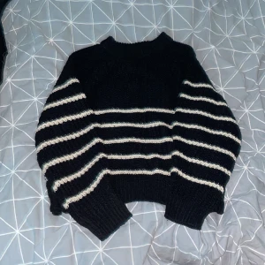 En stikad tröja  - Det är en stikad tröja i bra skick 