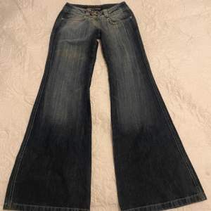 Så snygga och söta low-waist jeans! Älskar verkligen men de är försmå😭Midjemått 63 cm , innerben 81 cm 